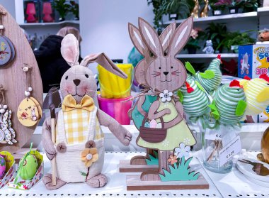 LATVIA, RIGA, MARCH, 2023: Riga, Letonya 'daki mağazalarda Paskalya için bahar dekorasyonu. Paskalya tatili konsepti, bahar havası.