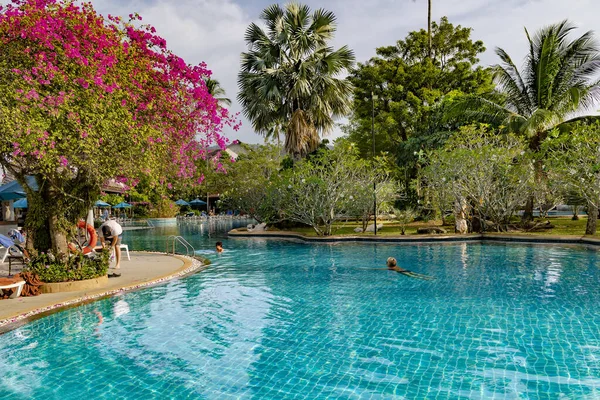 2023年2月1日 泰国普吉特度假村和温泉区的一个美丽的花园中 游泳池里有高大的棕榈树 — 图库照片