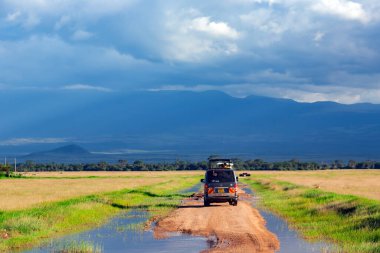 AFRICA, TANZANIA, Mayıs 2016: Tanzanya 'nın Rift Vadisi' ndeki Amboseli Ulusal Parkı 'nda Kilimanjaro Dağı yakınlarında cip çekiminde olan ziyaretçiler