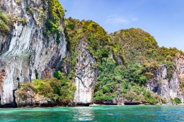 Tropik Koh Hong adası Andaman Denizi, Tayland 'da ünlü bir turdur. Koh Hong adası Thanbok Khoranee Milli Parkı 'nda yer almaktadır..