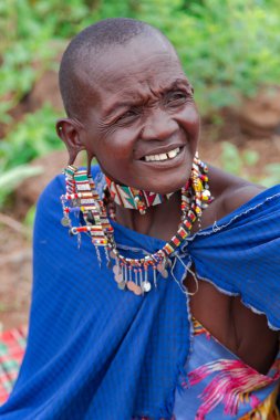 AFRICA, KENYA, MAYIS, 2016 - Afrika, Kenya 'da geleneksel elbise ve boncuklu takılarla Maasai Mara kabilesinden bir kadının portresi