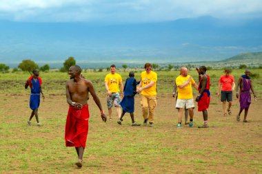 AFRICA, KENYA, MAYIS, 2016 - Masai kabilesi üyeleri Kenya, Afrika 'daki futbol maçından önce gülüyor ve el sıkışıyor