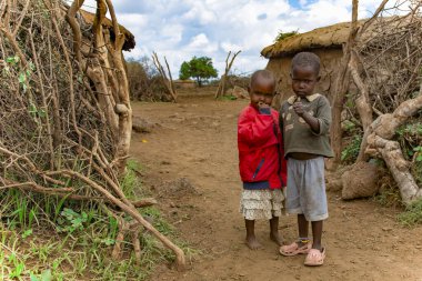 AFRICA, KENYA, MAYIS 2016 - Köylerinde Masai kabilesinden iki Afrikalı çocuk. Kenya, Afrika. Masailer güney Kenya ve kuzey Tanzanya 'da yaşayan Nilotik bir etnik gruptur..