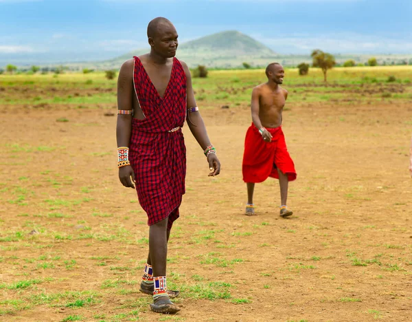 Afrika Kenia Mai 2016 Männer Des Massai Stammes Traditionellen Outfits — Stockfoto