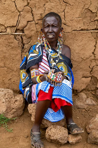 Africa Kenya May 2016 肖像土生土长的马赛部落妇女卖珠子做的饰品 马赛人 Maasai 又名马赛人 是肯尼亚和坦桑尼亚北部的非洲土著半游牧民族 — 图库照片