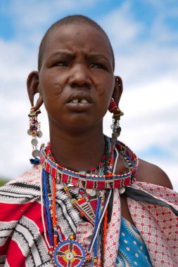 AFRICA, KENYA, MAYIS, 2016 - Masai kabilesindeki kadın portresi boncuklardan yapılmış süsler satıyor. Masai (ayrıca Masai olarak da bilinir), Afrika kökenli bir etnik gruptur. 