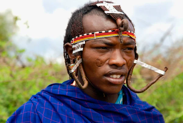 Africa Kenya May 2016年5月 具有传统头饰和珠宝的战士Maasai Mara部落在肯尼亚的肖像 马赛人是非洲最有名的部落 — 图库照片