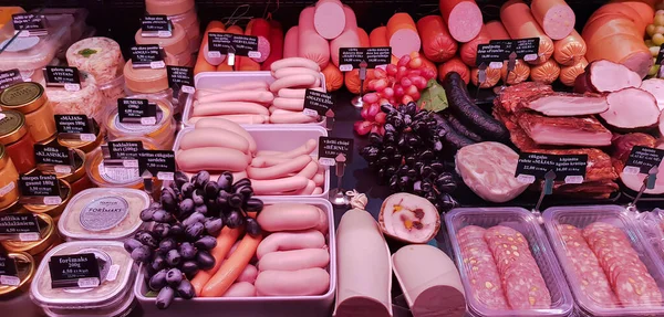 Latvia 2023年3月 リガのデリカテッセンセクションで様々な肉製品でショーケース ラトビア 異なるメーカーからの肉製品の大規模な選択 — ストック写真