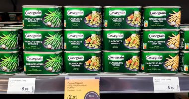 LATVIA, RIGA, MARCH, 2023: Biberiyeli ve kekikli Cassegrain Flageolets fasulyeleri Riga, Letonya 'daki SKY & More alışveriş merkezinin tanıtım rafında. 