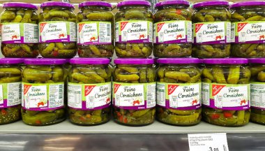 LATVIA, RIGA, MARCH, 2023: salatalık turşulu cam kavanozlar. Çeşitli sebzelerle dolu kavanozlar. Kırsal bir kompozisyonda konserve yiyecek kavramı.