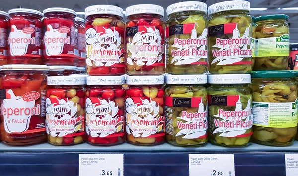 Latvia Riga 2023 酢漬けミニペパロニとガラス瓶 酢漬け野菜がたくさん入っています 素朴な構成で缶詰食品の概念 — ストック写真