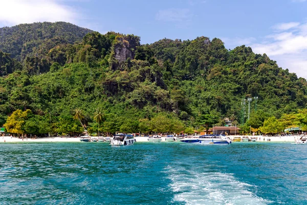 Tailandia Febrero 2023 Barcos Catamaranes Cerca Entrada Una Laguna Isla — Foto de Stock