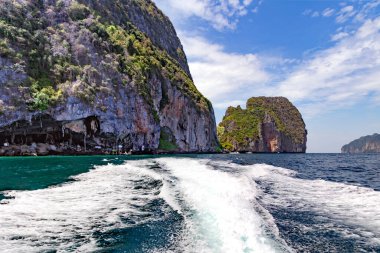 Andaman Denizi, Tayland 'daki Phang Nga Körfezi' nde kireçtaşı dağları ve turkuaz mavi su. Güneydoğu Asya. Muhteşem, sıcak bir ülkeye seyahat etmek. Tayland.