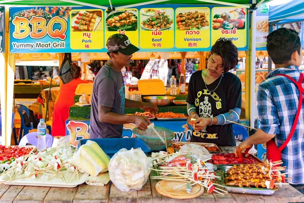 Thailand Φruary 2023 Mellanmål Leverantör Förbereder Mat Till Salu Nära — Stockfoto