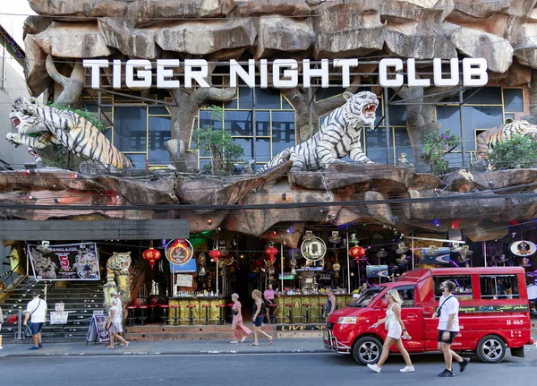 2023年2月2日 星期四 泰国普吉岛上最有名的旅游胜地巴东海滩附近的班格拉路上的老虎夜总会 — 图库照片