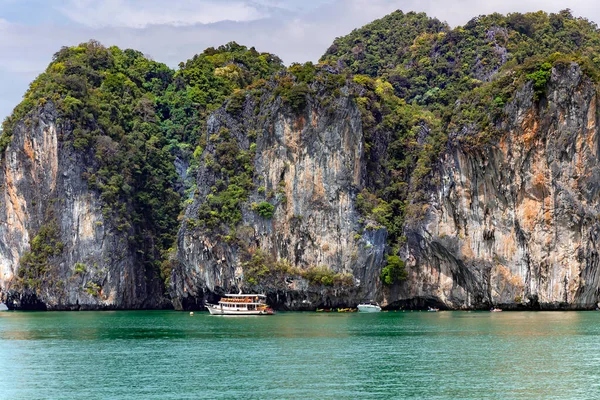 Nave Con Turistas Cerca Del Famoso Lugar Bahía Phang Nga — Foto de Stock
