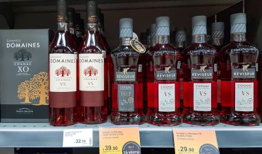 LATVIA, RIGA, MARCH, 2023: STOCKMANN alışveriş merkezi Riga, Letonya 'daki farklı üreticilerin yüksek kaliteli alkollü içecekleri