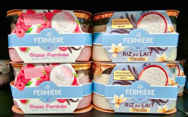 LATVIA, RIGA, MARCH, 2023: enfes ve sağlıklı La Fermiere yoğurdu süpermarketin rafında. Süt yağı olmayan doğal ürünler. Gıda kalitesi kavramı.