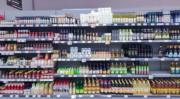 拉脱维亚 2023年3月 在拉脱维亚里加的购物中心里有各种牌子的优质额外初级橄榄 葵花籽和椰子油的贝壳 — 图库照片