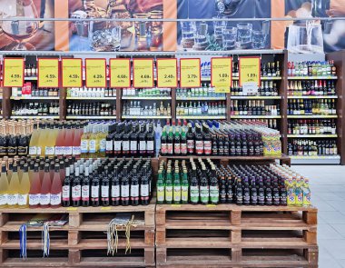 LATVIA, RIGA, MARCH, 2023: Riga, Letonya 'daki bir alışveriş merkezindeki tanıtım paleti için özel indirimli çok sayıda alkollü içecek seçimi. Şişelenmiş alkollü içecekler ve alkollü içecekler..