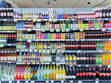LATVIA, RIGA, APRIL, 2023: büyük gıda reyonunda satılık gazoz içecekleri. Etkinlikte Coca Cola, Fanta, Sprite ve diğer içecekler yer alıyor..