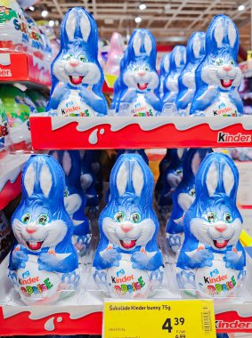 LATVIA, RIGA, APRIL, 2023 Paskalya Bayramı 'nda Riga, Letonya' daki alışveriş merkezinde Kinder Sürpriz Çikolatalı Tavşanlar. Kinder, İtalyan Ferrero tarafından üretilen bir markadır..