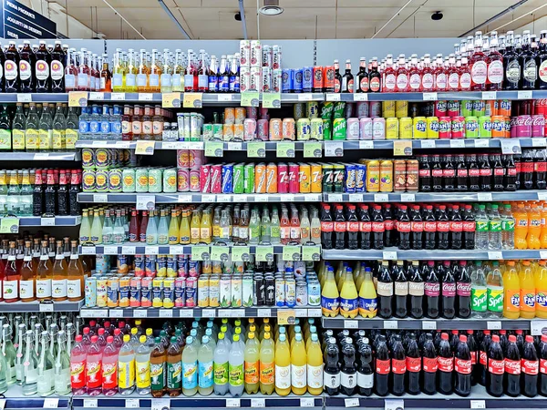 Latvia Riga April 2023 Bebidas Refrigerantes Pop Prateleiras Para Venda — Fotografia de Stock