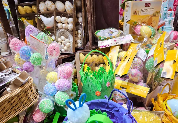 Latvia Riga April 2023 在拉脱维亚里加购物中心举行的复活节假期促销活动上 用各种彩蛋装饰的促销摊位 — 图库照片