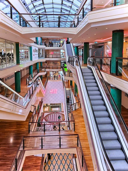 Latvia Riga Április 2023 Többszintes Bevásárlóközpont Modern Belső Tere Melynek — Stock Fotó