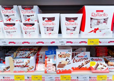 LATVIA, RIGA, APRIL, 2023: Kinder Bueno çikolataları ve Raffaello Hindistan cevizli badem şekerlemesi Paskalya bayramında Riga, Letonya 'daki alışveriş merkezinde. Kinder, İtalyan Ferrero tarafından üretilen bir markadır..