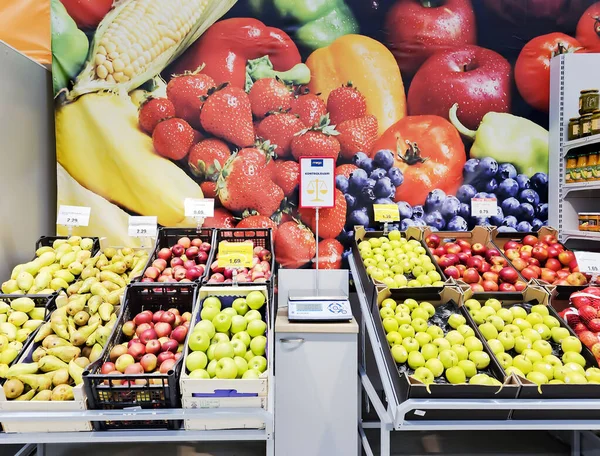 Latvia Riga エイプリル社 2023年 スーパーマーケットの中心に制御重みのある野菜の販売のための新鮮な果物セクション — ストック写真