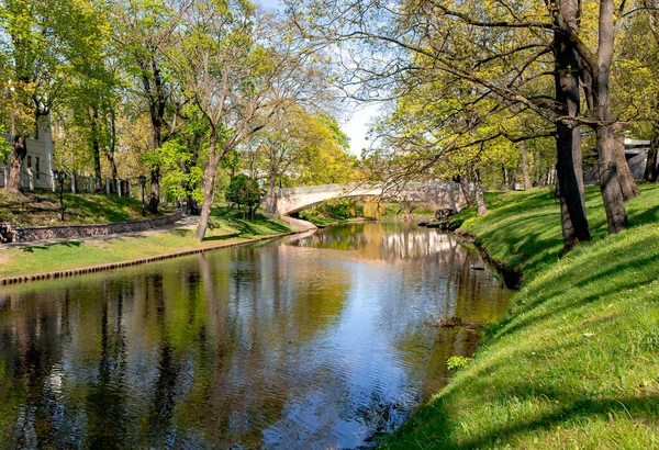 Ponte Pedra Sobre Canal Rio Riga Parque Central Cidade Riga — Fotografia de Stock