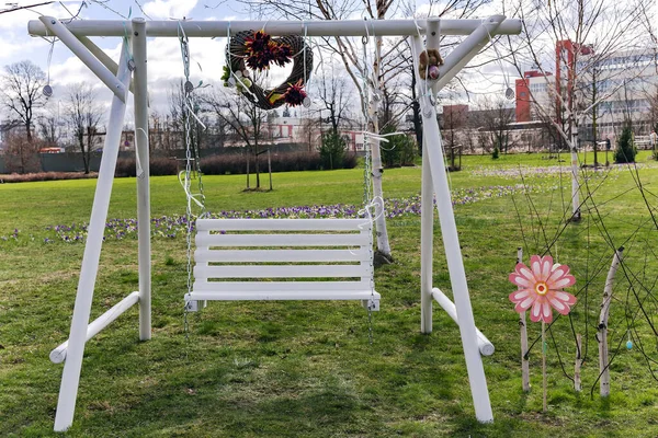 White Wooden Easter Swing Spring Blooming Garden Spring Outdoor Activities — Stock Photo, Image