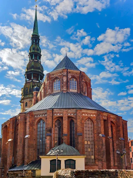 베드로 대성당 라트비아의 타운에서 형으로 첨탑을 양식의 복음주의 루터교 — 스톡 사진