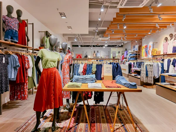 拉脱维亚 2023年4月 在拉脱维亚里加Galleria里加购物中心大量挑选妇女服装和配件 — 图库照片