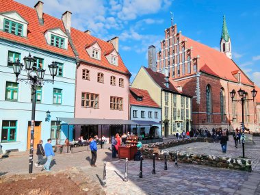 LATVIA, RIGA, APRIL, 2023 - St. Johns Kilisesi yakınlarındaki antik gotik mimari, Kuzey Gotik tarzı kırmızı tuğla ve kule ile Riga Old Town, Letonya 'nın başkenti 