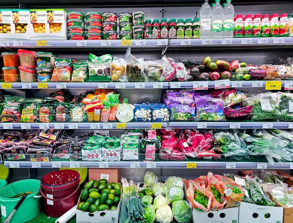 Łotwa Ryga Marzec 2023 Półki Świeżą Ekologiczną Zielenią Warzywami Owocami — Zdjęcie stockowe