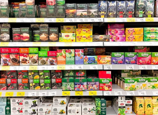Latvia Riga April 2023 在超级市场上有黄色包装的利普顿茶和洛伊德茶果壳 零售业 在货架上陈列的分类茶包 — 图库照片