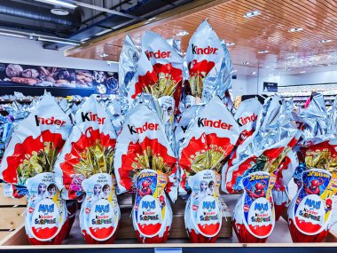 LATVIA, RIGA, APRIL, 2023: Maxi Kinder Sürpriz Çikolata Yumurtaları Paskalya Bayramında Riga, Letonya 'daki alışveriş merkezinde. Kinder, İtalyan Ferrero tarafından üretilen bir markadır..