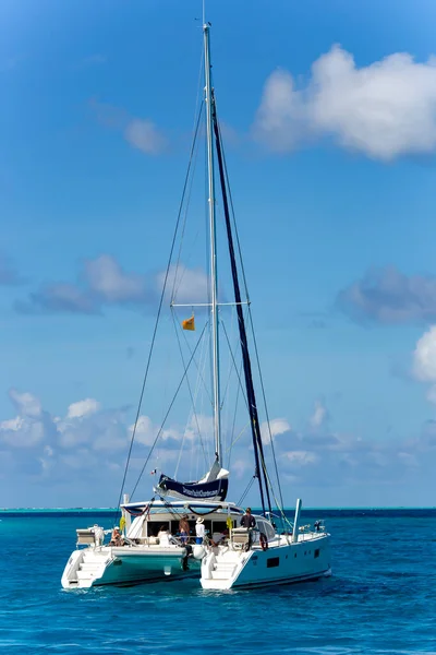 French Polynesia Papeete December 2017 Lonely Catamaran Туристами Красивій Бірюзовій — стокове фото