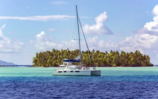 Polinesia Francesa Diciembre 2017 Catamarán Solitario Una Hermosa Laguna Color — Foto de Stock