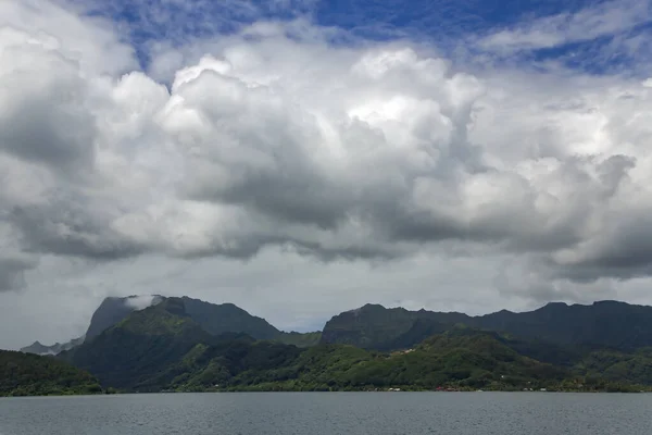 Florestas Tropicais Nas Montanhas Chuva Nuvens Nebulosas Ilha Moorea Grupo — Fotografia de Stock