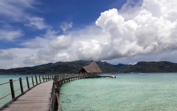 งกะโลใต ดและสะพานไม ออกข ามทะเลสาบในเกาะ Bora Bora Tahiti ดหมายปลายทางฮ นโรแมนต — ภาพถ่ายสต็อก