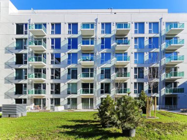 Peyzajı olan yeni bir konut kompleksinin modern binası. Konutlar ve ofisler için çağdaş çok katlı mimari planlanıyor.
