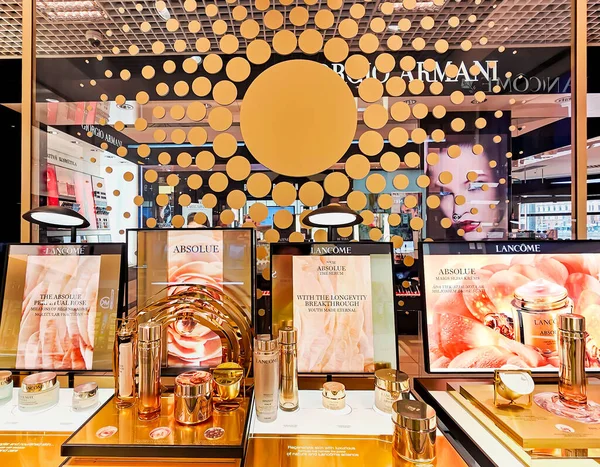 Latvia Riga April 2023 美丽的现代香水和化妆品Lancome精品店在Stockmann购物中心 拉脱维亚 — 图库照片