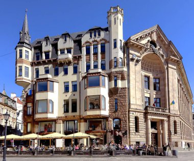 LATVIA, RIGA, MARCH, 2023: Tarihi radyo binası Kubbe Meydanı ve Riga Kilisesi Restoranı 'nın Riga Eski Kasabası' nda açık verandası, Letonya 'nın başkenti.