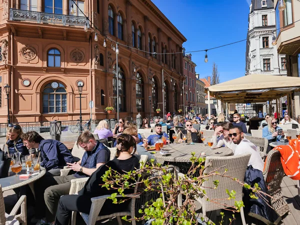 Lettonia Riga Aprile 2023 Persone Cenano Nella Veranda Aperta Dei — Foto Stock