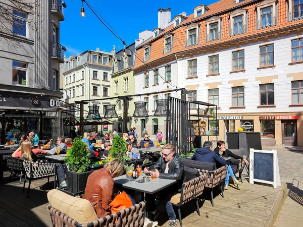 Latvia Riga April 2023 People Dine Open Veranda Cafes Street — Stock Photo, Image