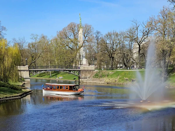 Latvia Riga April 2023 관광객들 운하를 유람선을 라트비아의 수도인 리가에 — 스톡 사진
