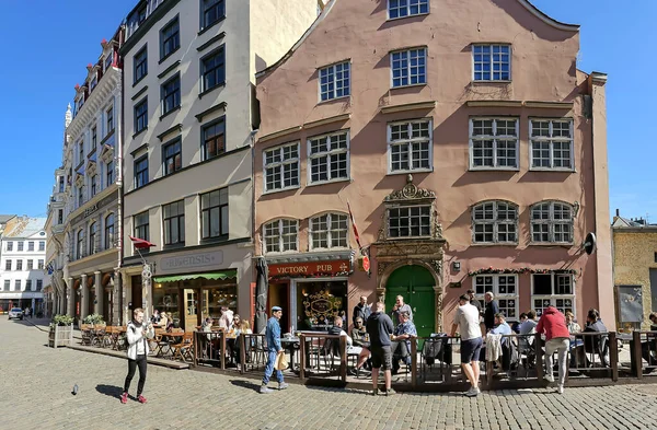 Lettland Riga April 2023 Die Menschen Speisen Auf Der Offenen — Stockfoto